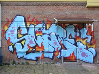 829727 Afbeelding van graffiti met de gestileerde tekst SOMS , op de voorgevel van het leegstaande pand Tomaatstraat 33 ...